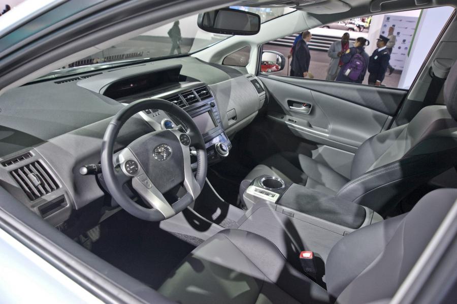  Toyota Prius V 2011 года  (фото 80 из 208)